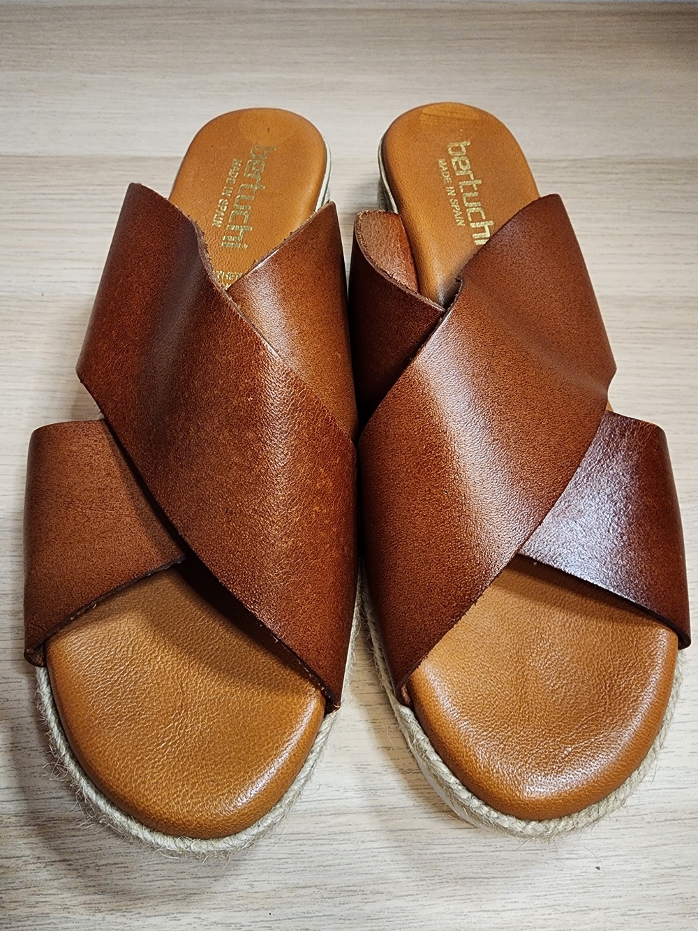 NWOT Bertuchi Brown Leather Crisscross Platform Sandals - Size 9